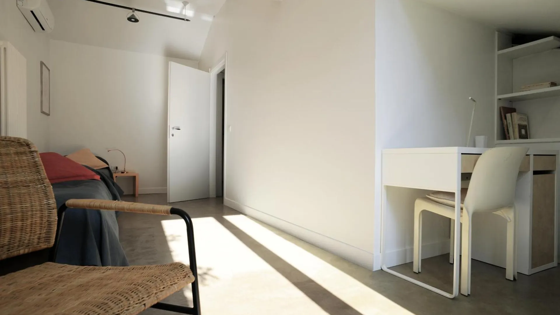 Homestay Room Sant Ambrogio With Private Terrace In Shared Flat Milan